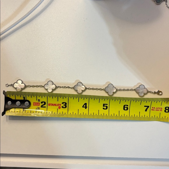 Fashion Clover Bracelet - Picture 3 of 3